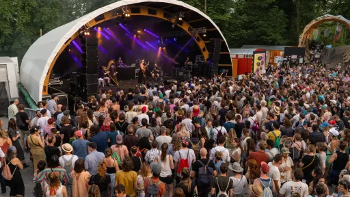 Eine Fotografie des B-Sides Festivals: Zu sehen sind viele Menschen vor einer &uuml;berdachten B&uuml;hne.