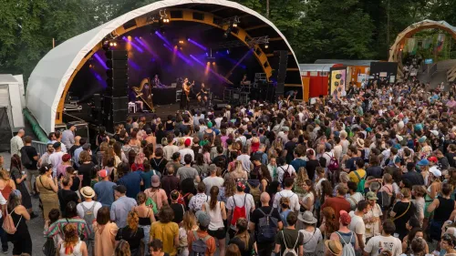 Eine Fotografie des B-Sides Festivals: Zu sehen sind viele Menschen vor einer &uuml;berdachten B&uuml;hne.